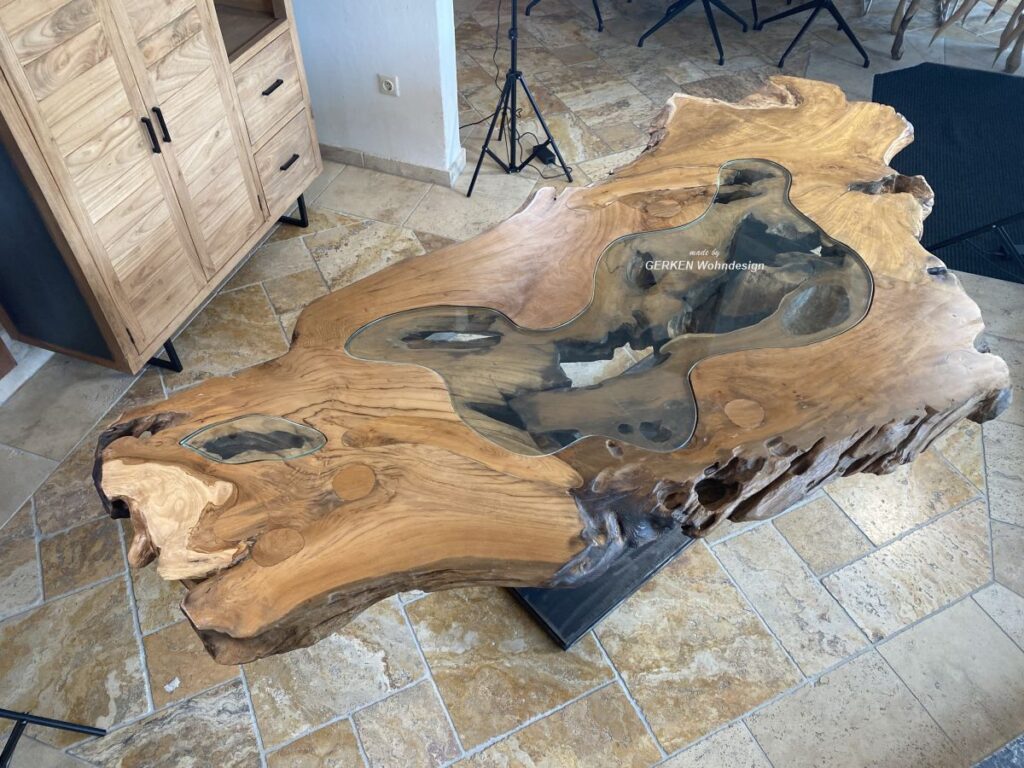 Außergewöhnlicher Esstisch (250 cm x 120 cm) aus einem Baumstamm mit Baumkante Esszimmertisch mit Baumkante