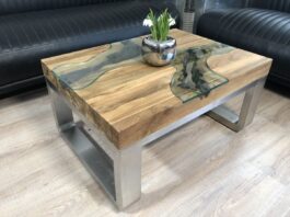 Kleiner Wohnzimmertisch aus Holz Kleiner Wohnzimmertisch aus Holz