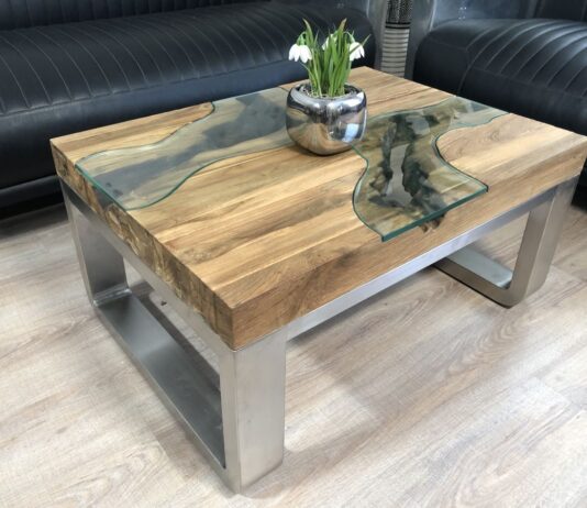 Kleiner Wohnzimmertisch aus Holz Kleiner Wohnzimmertisch aus Holz