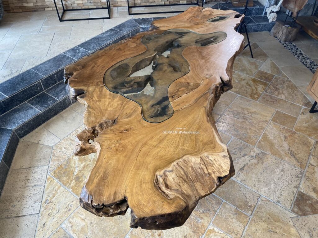 Außergewöhnlicher Esstisch (250 cm x 120 cm) aus einem Baumstamm mit Baumkante Tisch mit Baumkante