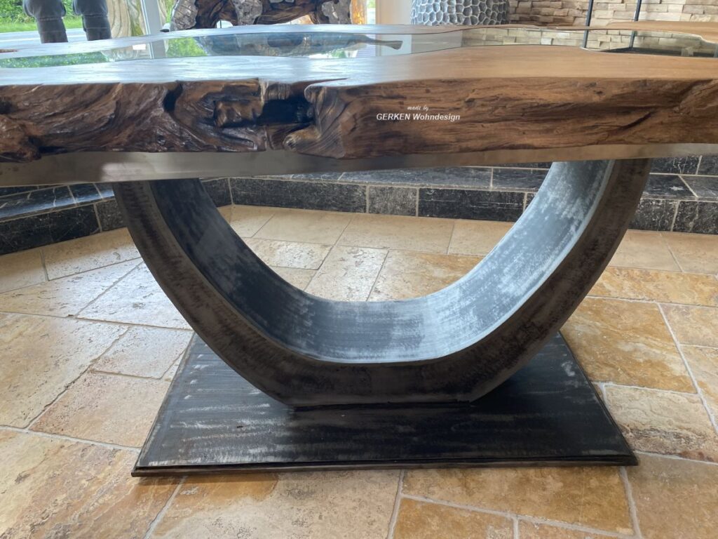 Außergewöhnlicher Esstisch (250 cm x 120 cm) aus einem Baumstamm mit Baumkante Tisch mit Wildkante aus einem Baumstamm