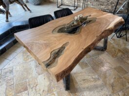 Traumhafter Esstisch mit Baumkante LAKESIDE Traumhafter Esstisch mit Baumkante