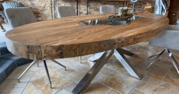Ovaler Esstisch aus Holz