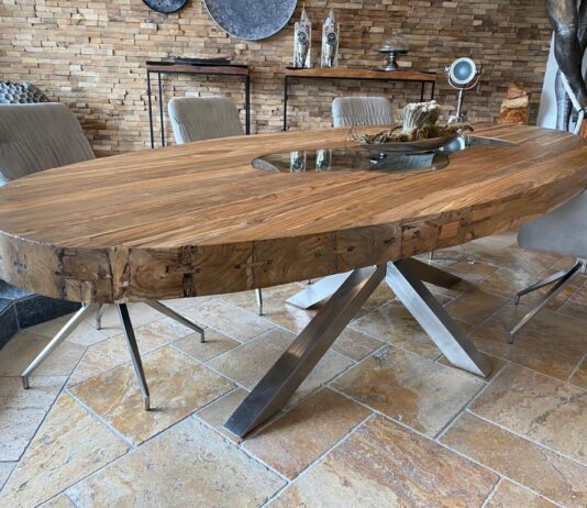 Ovaler Esstisch aus Holz Ovaler Esstisch aus Holz
