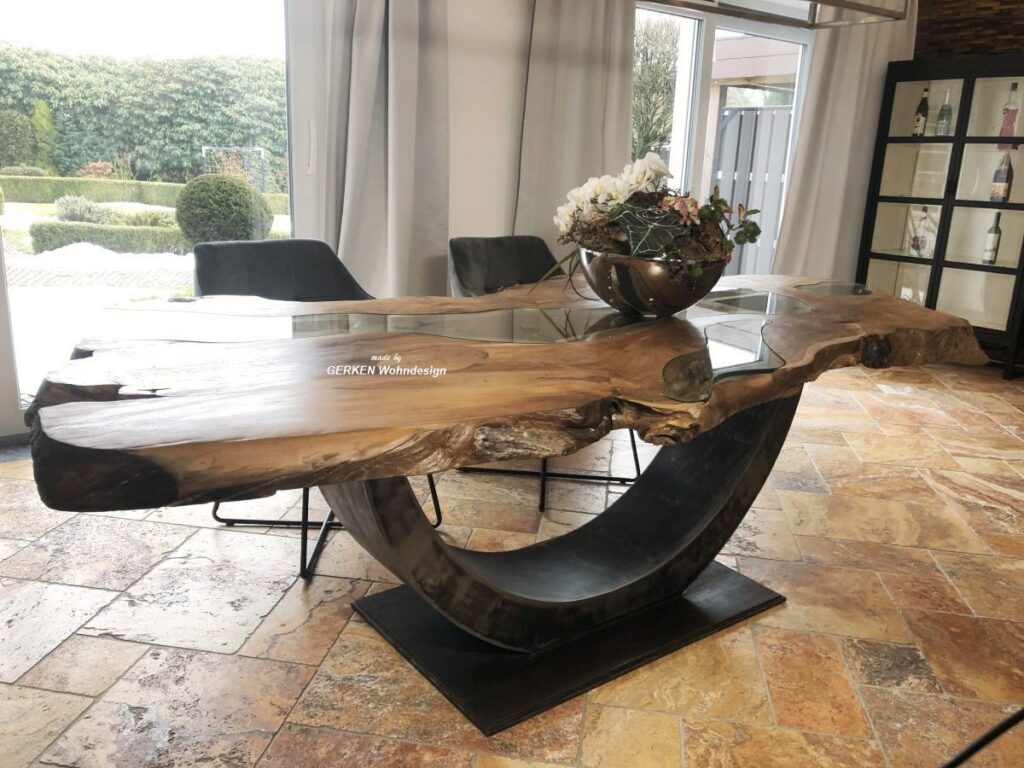Außergewöhnlicher Couchtisch von "GERKEN Wohndesign" Außergewöhnlicher Esstisch aus Teakholz