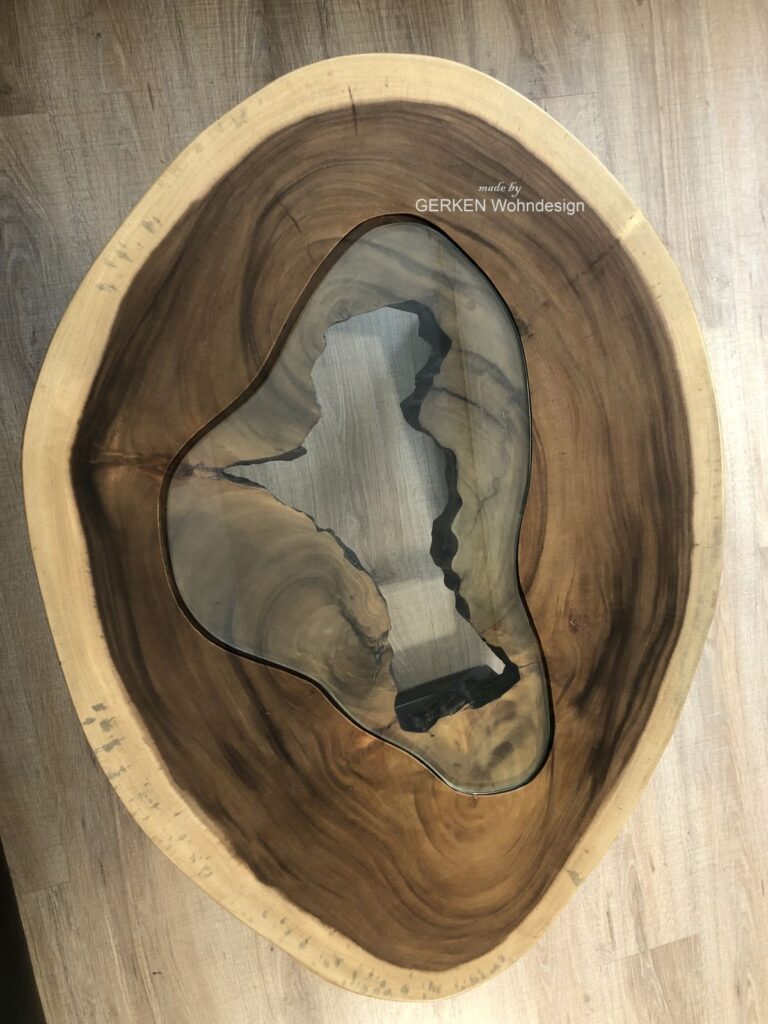 Baumkantentisch mit Glaseinlege