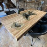 Dicke Tischplatte aus echtem Holz