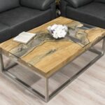 Eckiger Couchtisch aus Holz mit Glas