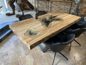 Esstisch mit dicker Tischplatte