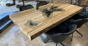 Esstisch mit dicker Tischplatte