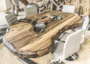 Ovaler Esstisch aus Holz