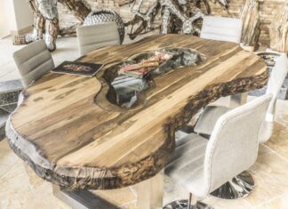 Ovaler Esstisch aus Massivholz aus der Serie „Fusion“ Ovaler Esstisch aus Holz