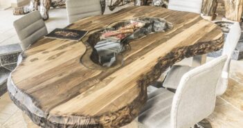 Ovaler Esstisch aus Holz