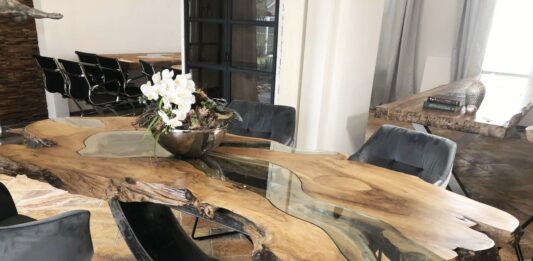 De eettafel vormt al generaties lang het middelpunt van ons leven. We nemen onze maaltijden met...„ Teak tafel van topklasse