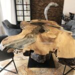Tisch mit Baumkante aus Teak