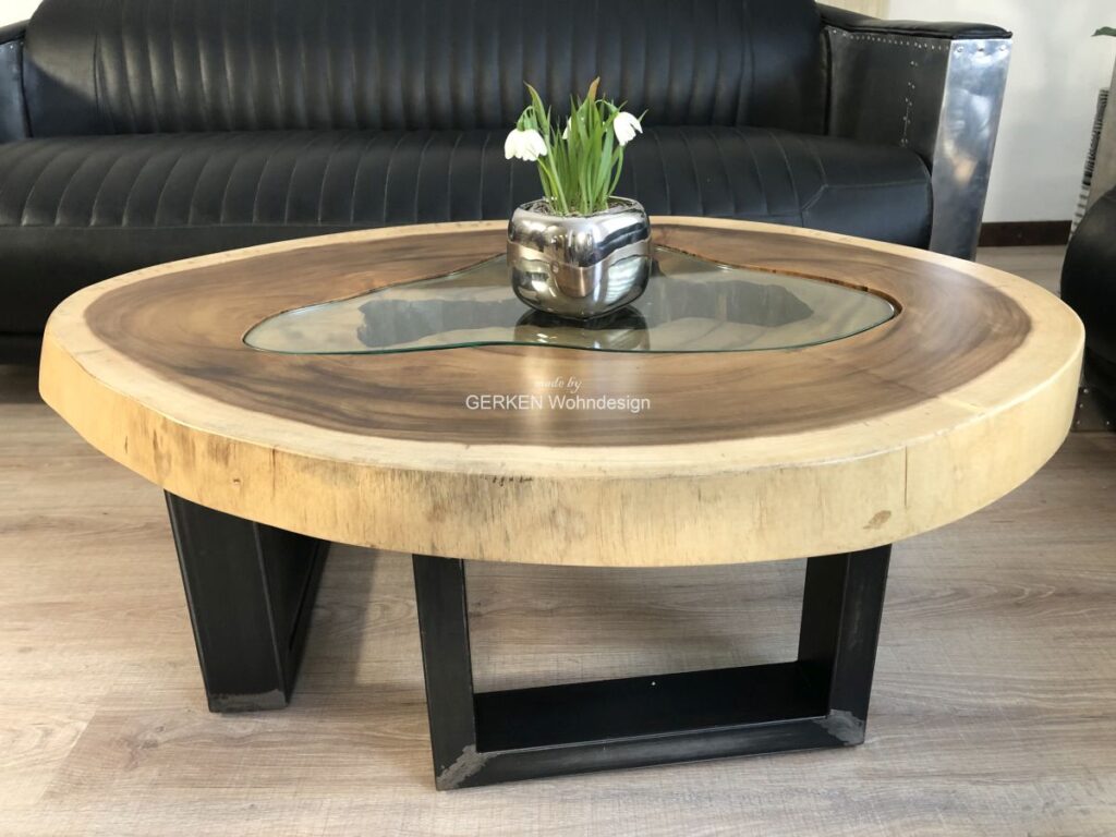 Traumhafter Tisch mit Baumkante