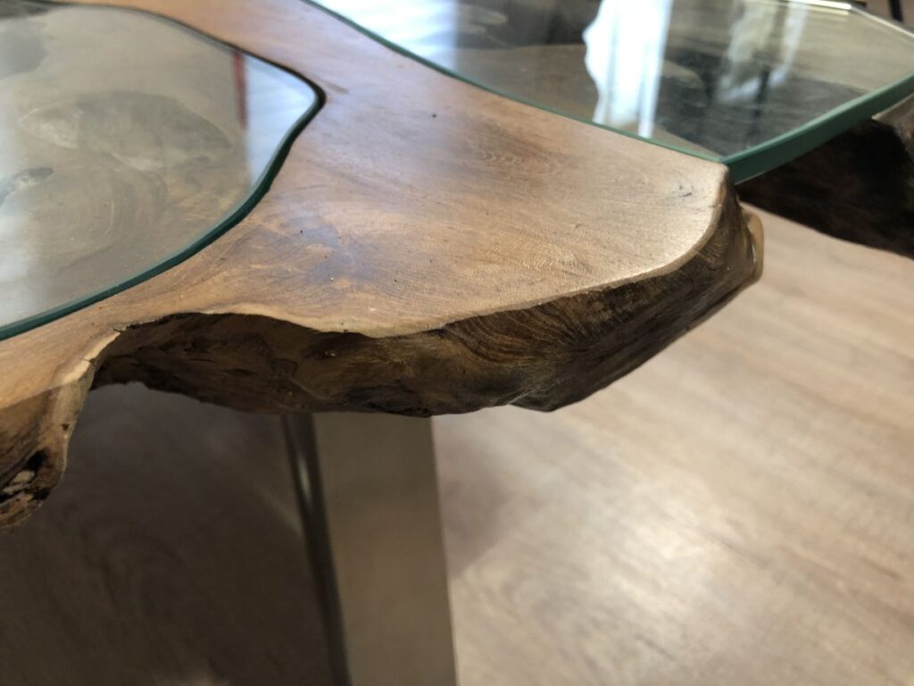 Couchtischtisch aus Baumwurzel mit Baumkante