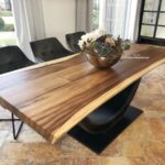 Esstisch mit Baumkante
