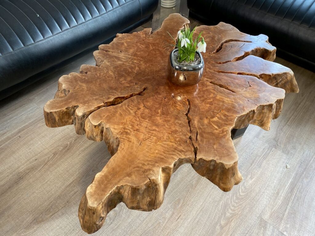 Vollholz Couchtisch aus einem Baumstamm Couchtisch Vollholz Baumstamm