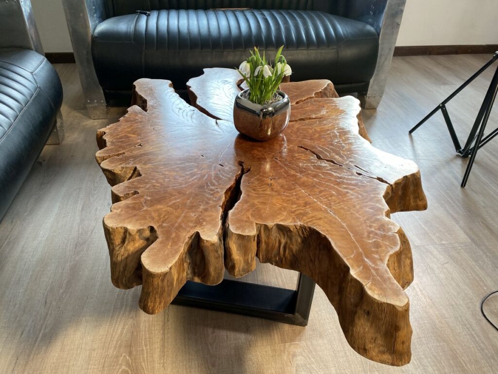Vollholz Couchtisch aus einem Baumstamm Vollmassiver Couchtisch aus einem Baumstamm