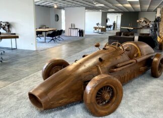 Eindrucksvoller Kundenstopper,… ein Formel 1 – Renner Exklusiver Kundenstopper