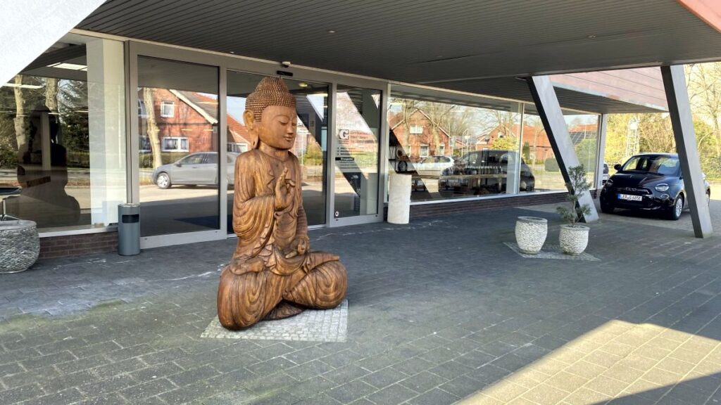 Imposante Dekoration aus Holz mit Aluminium 3_Möbel Gerken