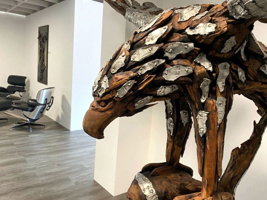 Imposante Dekoration aus Holz mit Aluminium 67_Dekoration für das Schaufenster