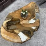 Couchtisch aus Holz mit Glas