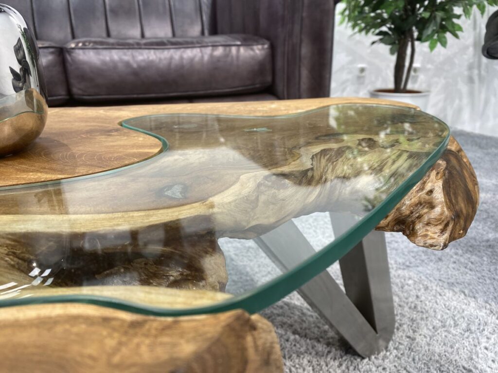 Couchtisch mit kunstvoll gearbeiteter Glasplatte