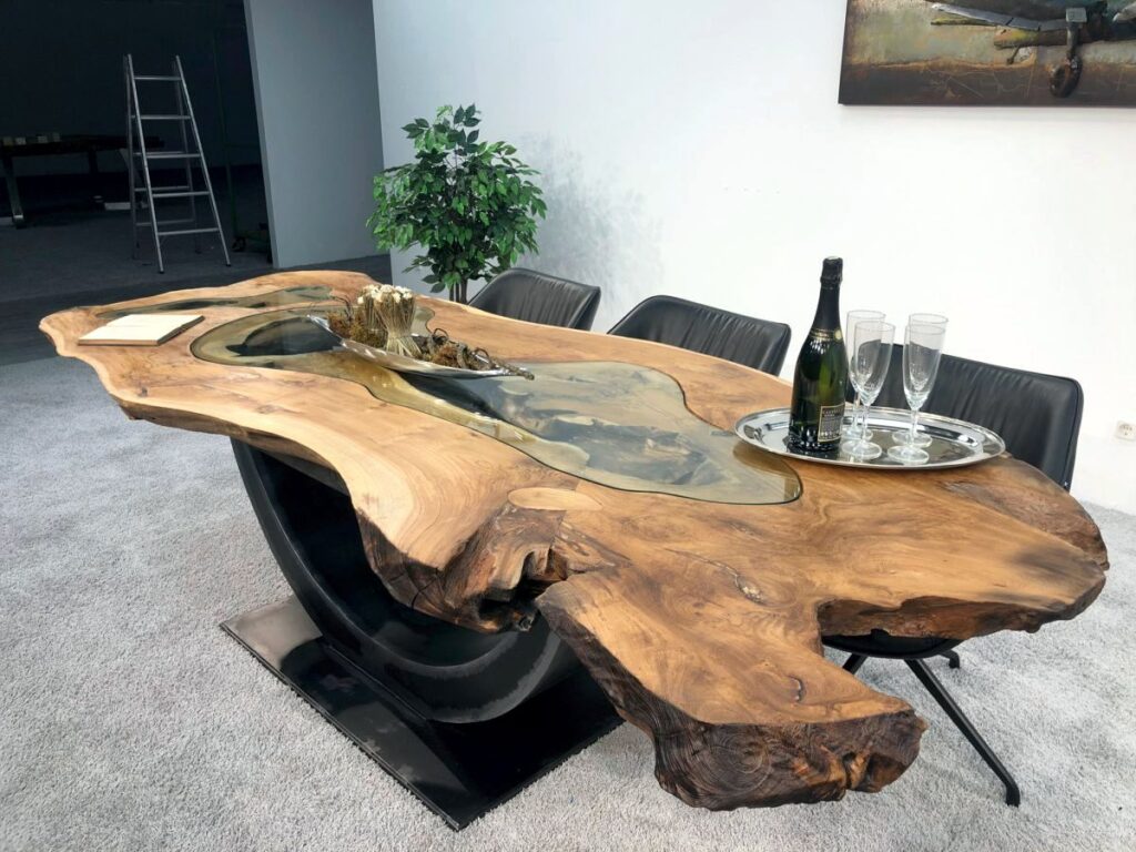 Massiver Baumstammtisch aus Suar Esszimmertisch aus einem Baumstamm mit Baumkante