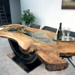 Esszimmertisch aus einem Baumstamm mit Baumkante