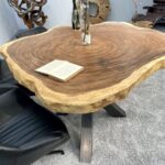 Esszimmertisch aus einer runden Baumscheibe