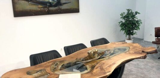 Imponierender Esstisch von GERKEN Wohndesign Imponierender Esstisch