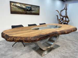Massiver Esstisch aus Holz aus der Serie Fusion