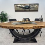 Ovaler Esszimmertisch aus Holz mit Tischfuß im Industriedesign