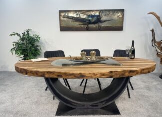 Ovaler Esszimmertisch aus Holz mit Tischfuß im Industriedesign Ovaler Esszimmertisch aus Holz