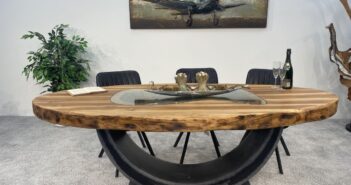 Ovaler Esszimmertisch aus Holz mit Tischfuß im Industriedesign Ovaler Esszimmertisch aus Holz