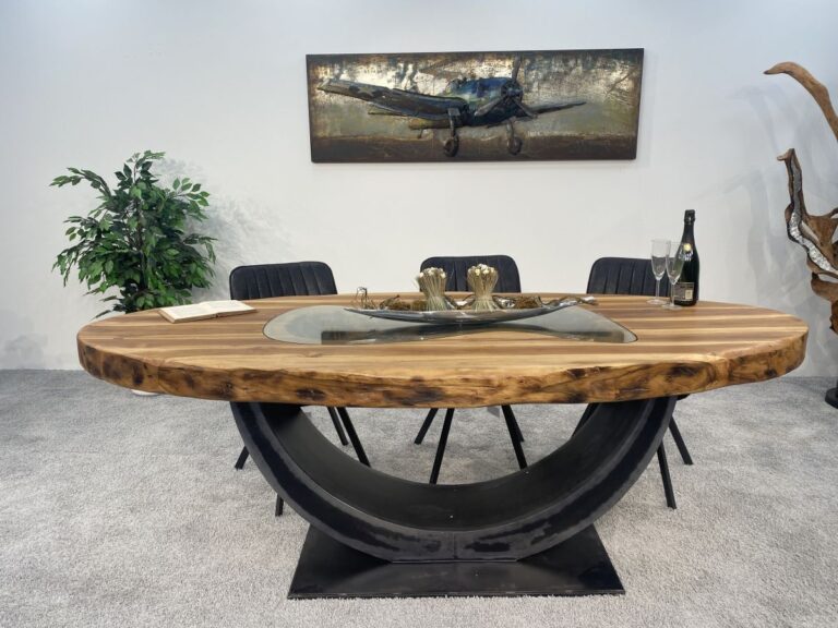Ovaler Esszimmertisch aus Holz mit Tischfuß im Industriedesign