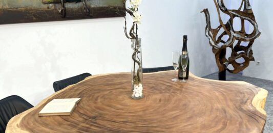 Runder Esstisch aus einem Baumstamm Runder Esstisch aus einem Baumstamm