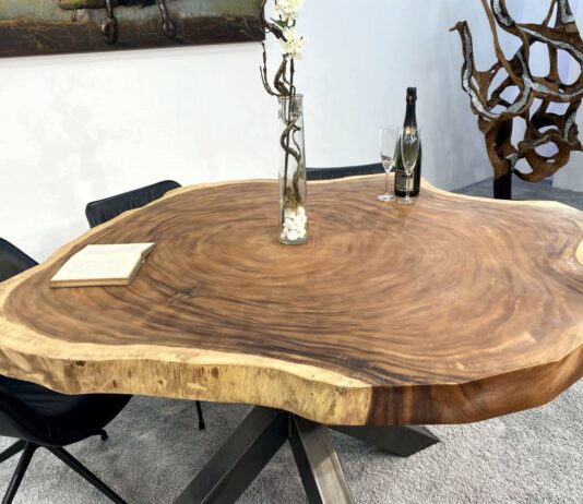Runder Esstisch aus einem Baumstamm Runder Esstisch aus einem Baumstamm