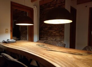 Baumstamm Esstisch aus Suar mit Glaseinlagen Baumstamm Esstisch aus Suar