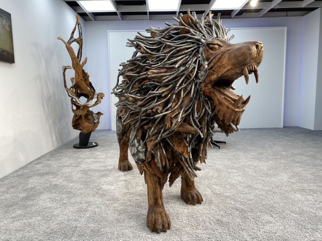 Imposante Dekoration aus Holz mit Aluminium Deko für Eingangsbereiche