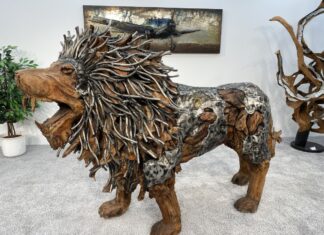 Imposante Dekoration aus Holz mit Aluminium Dekoration aus Holz mit Aluminium