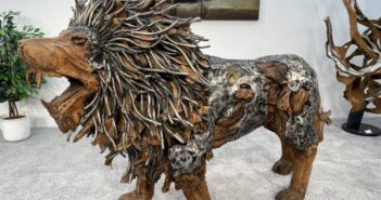 Imposante Dekoration aus Holz mit Aluminium Dekoration aus Holz mit Aluminium
