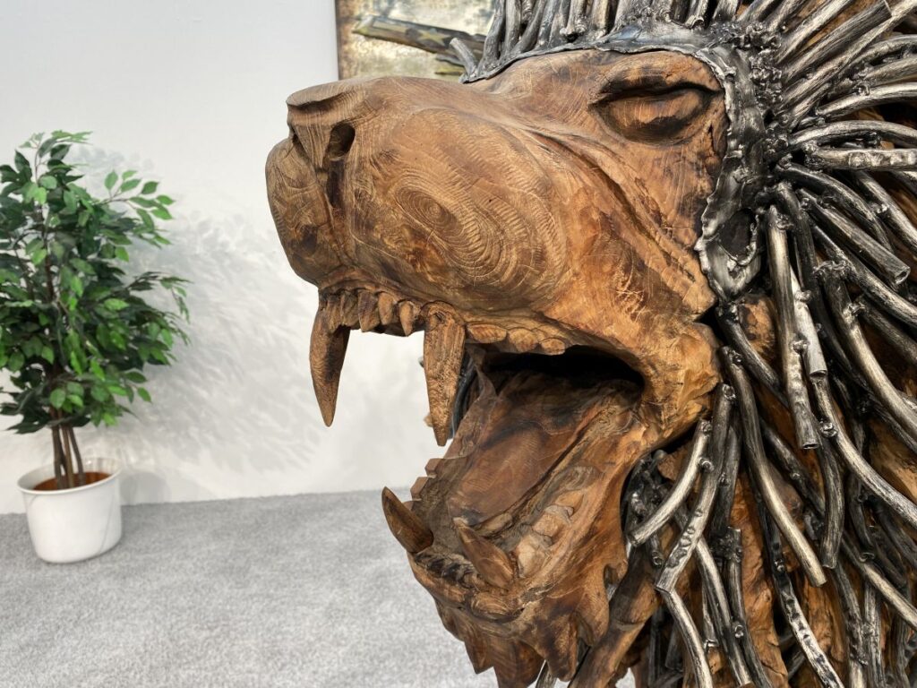 Imposante Dekoration aus Holz mit Aluminium Kundestopper aus Holz für das Schaufenster