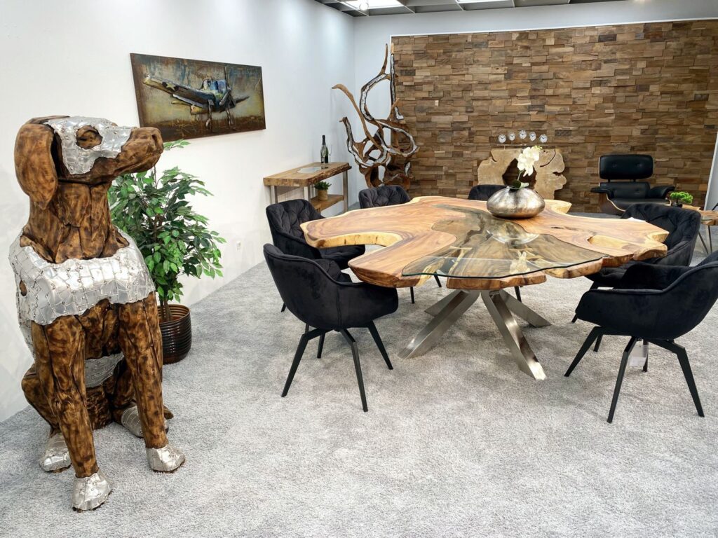 8, 10 oder 12 Personen? Wie viele Personen passen an meinen Esstisch? Designtisch rund aus einem Baumstamm