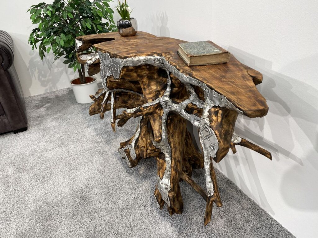 Detailbilder Konsole aus einer Baumwurzel mit Verzierung aus Aluminium