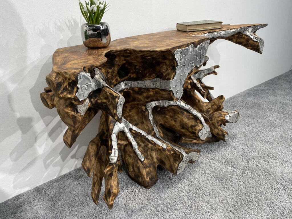 Ausgefallene Couchtische aus Holz Detailbilder Konsole aus einer Baumwurzel mit Verzierung aus Aluminium