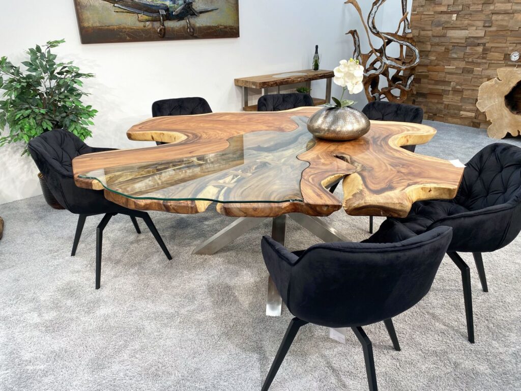 Couchtisch aus einer Baumscheibe Esstisch aus einer Baumscheibe für 10 Personen