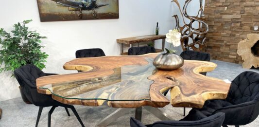 8, 10 or 12 people? How many people fit at my dining table? Dining table made from a tree slice for 10 people